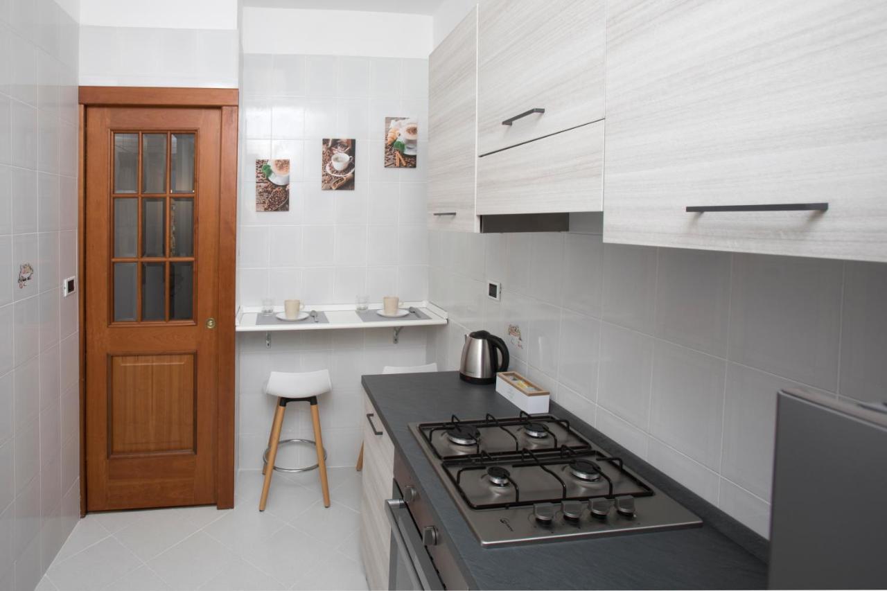 Appartamento Moderno Metro B San Paolo Рим Екстериор снимка